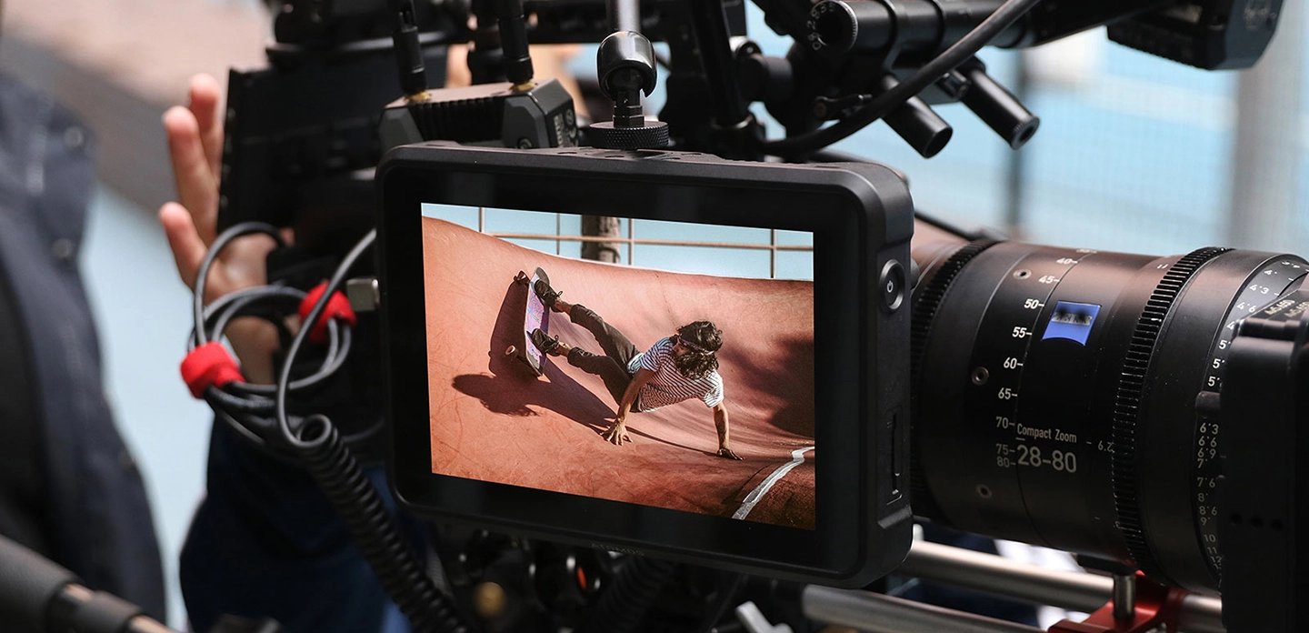 On-camera monitors: will help you impress every moment of life, every important detail.